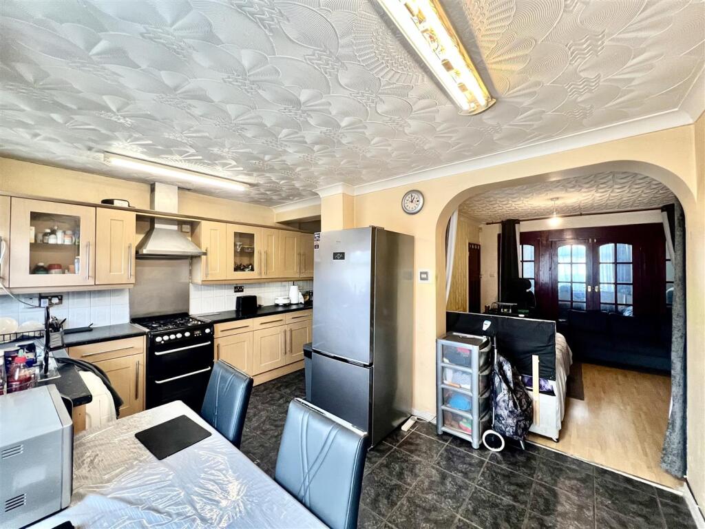 House in London, Beavers, Cranford - View 3