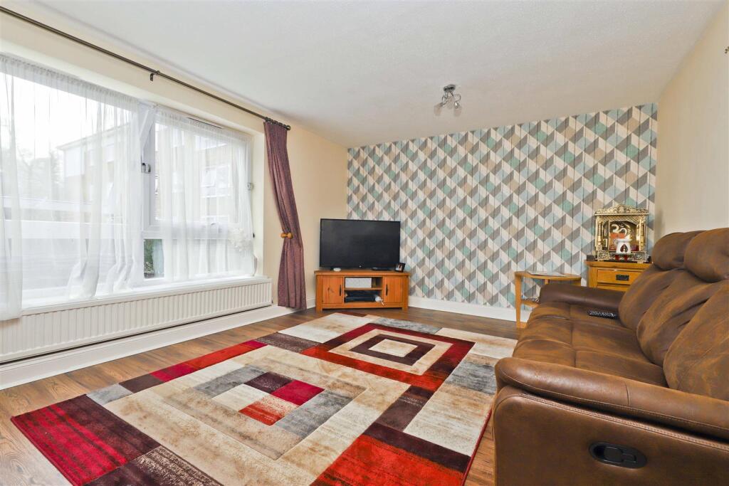 Portal Close, Hillingdon, UB10 photo 2