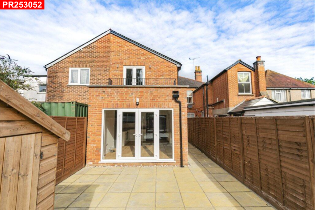 Main image of property: Windlesham – 1 Bedroom Flat