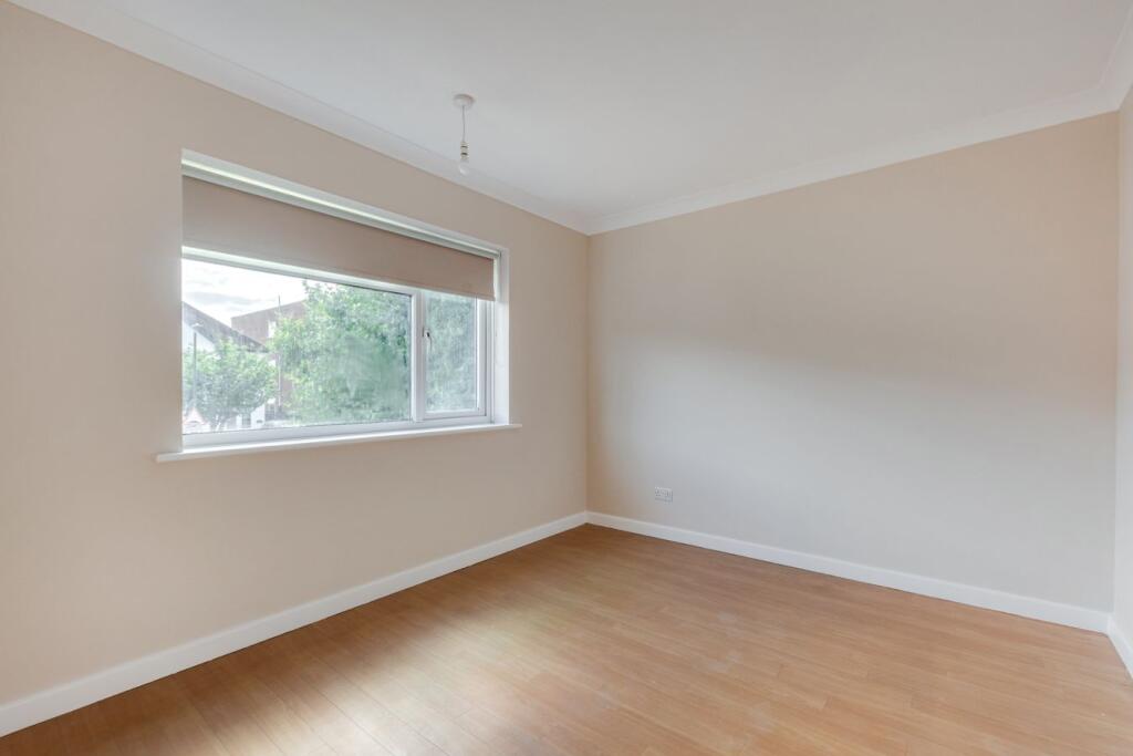 Apartment in London, Albany Park - View 5
