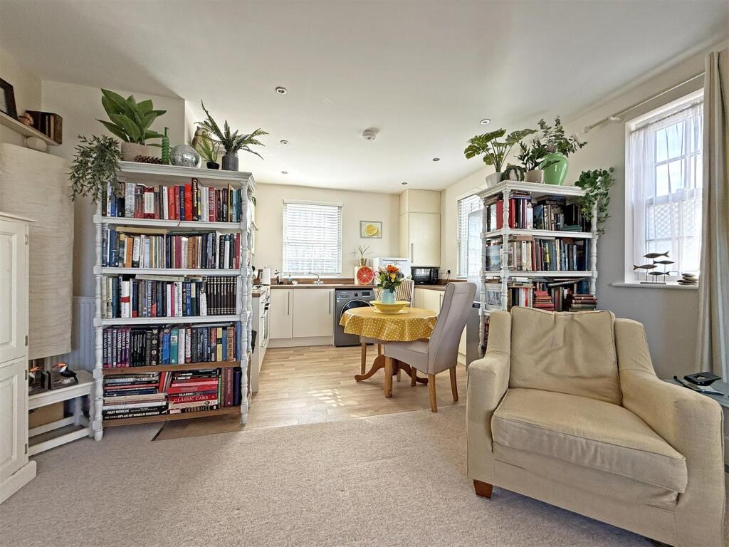 Apartment in Shrewsbury, Copthorne - View 4