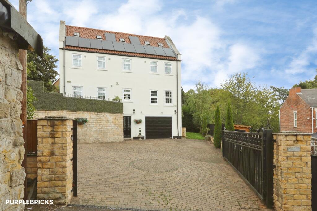 1-bed detached on Old Hill, Doncaster, DN12, £385,000