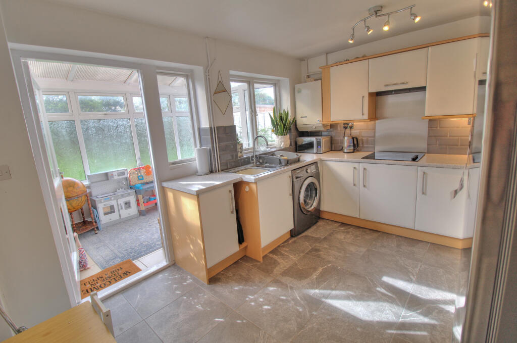 Ludlow Road, Kidderminster, DY10 - More