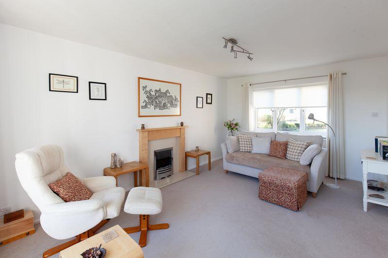 4 bed detached - Sandilands Close, East Stour image 3