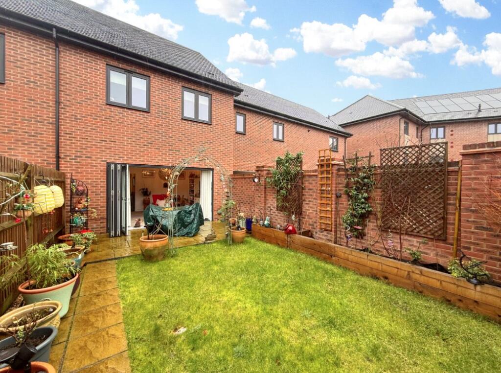 Hollywood Place, Crowthorne, Berkshire photo 4