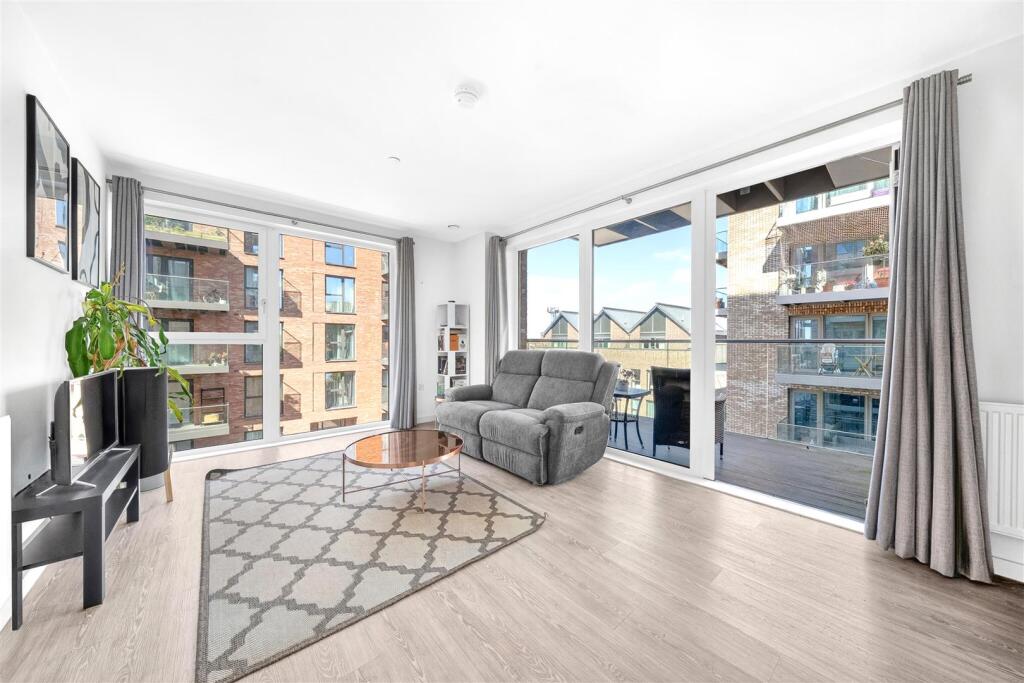 Apartment in London, Upton Gardens, Upton Park - View 2