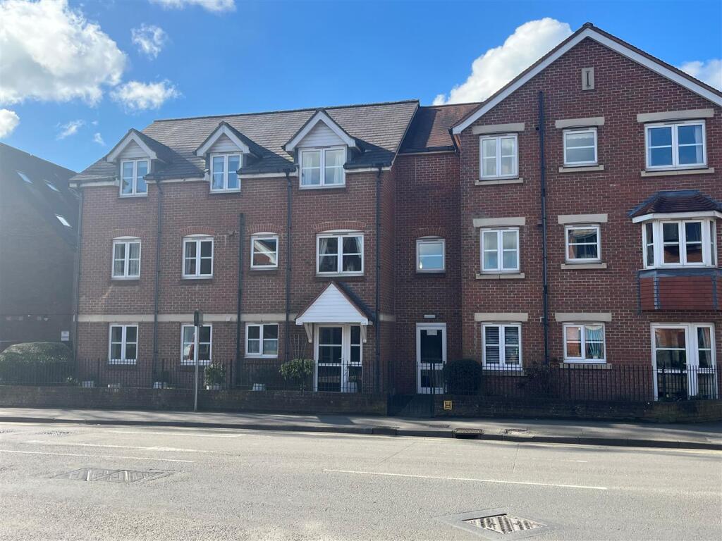 2-bed flat on 64, Archers Court, Salisbury, £159,000