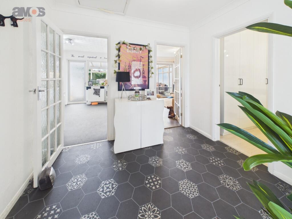 House in Rochford, Hockley - More