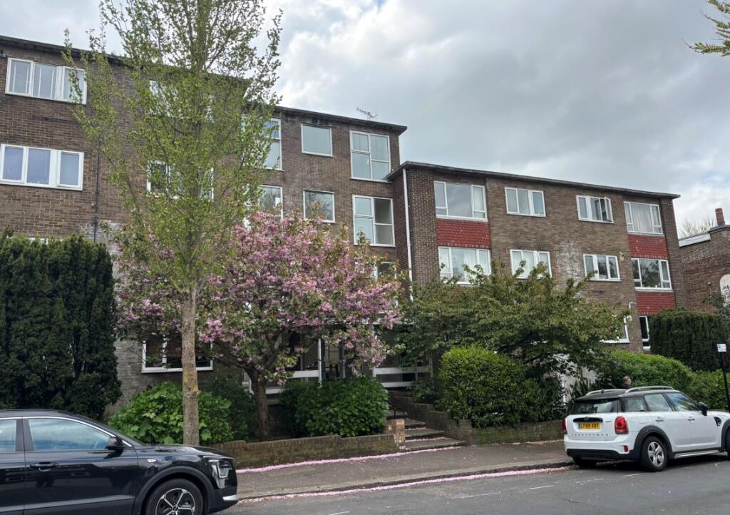 Main image of property: Flat 18, Worcester Court 23 Windlesham Road, Brighton, East Sussex, BN1 3AQ
