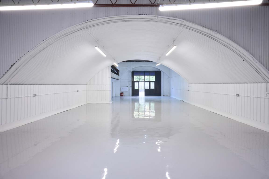 An empty arch with white lining