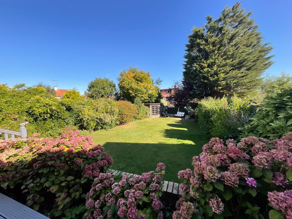Taunton Drive, Westcliff-on-Sea photo 2