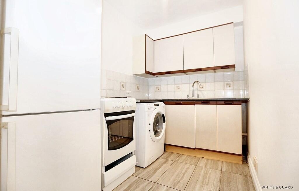 Apartment in Eastleigh, Fair Oak and Horton Heath - View 4