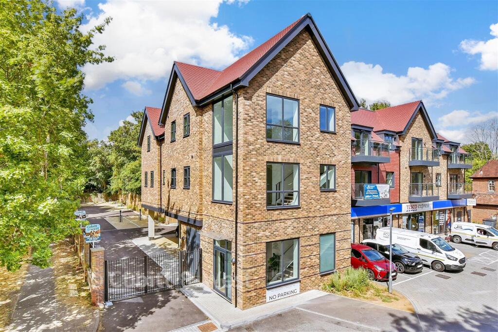 1-bed flat on Prospect House, Outwood Lane, Chipstead, Surrey, £320,000
