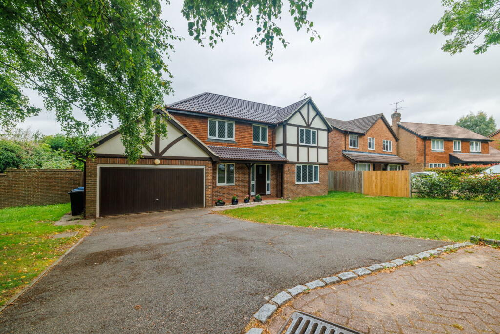 Main image of property: Kinnibrugh Drive, Dormansland, Lingfield, RH7 6QF
