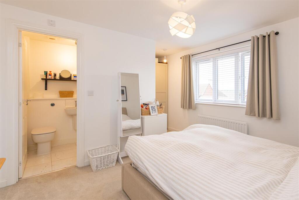 House in Northampton, Wellingborough - More