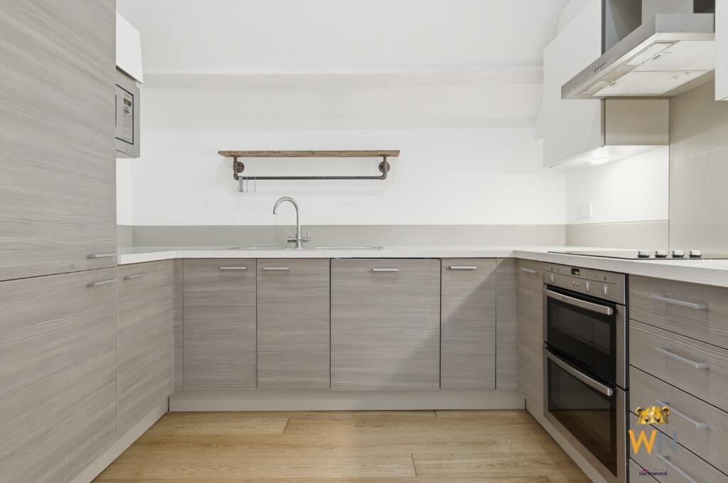 Apartment in Brentwood, Essex - View 4