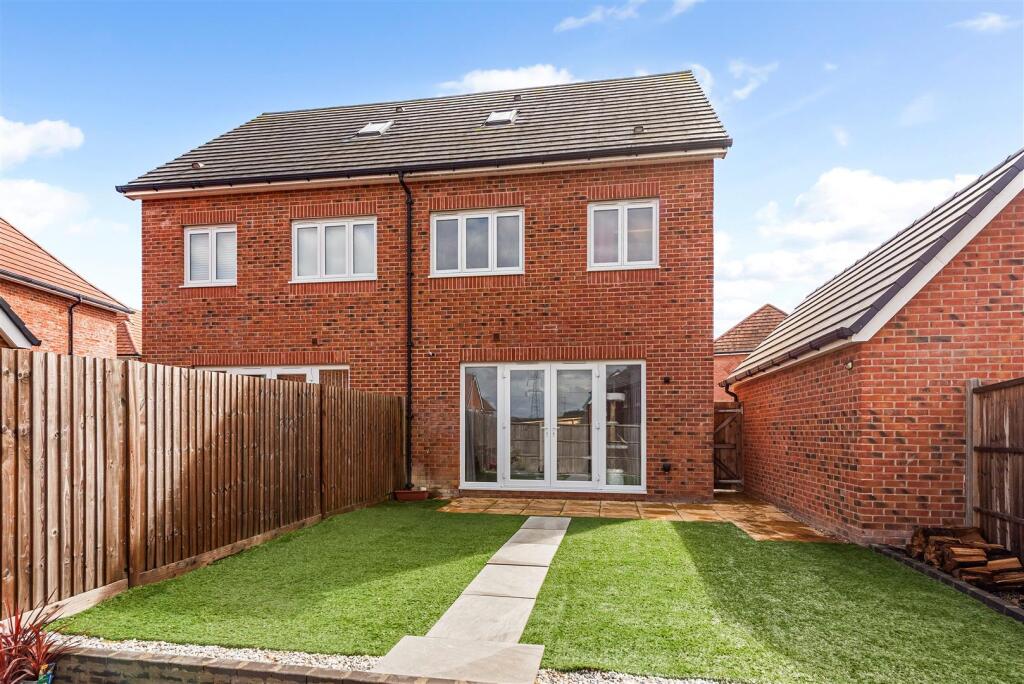 House in Waterlooville, Newlands - More