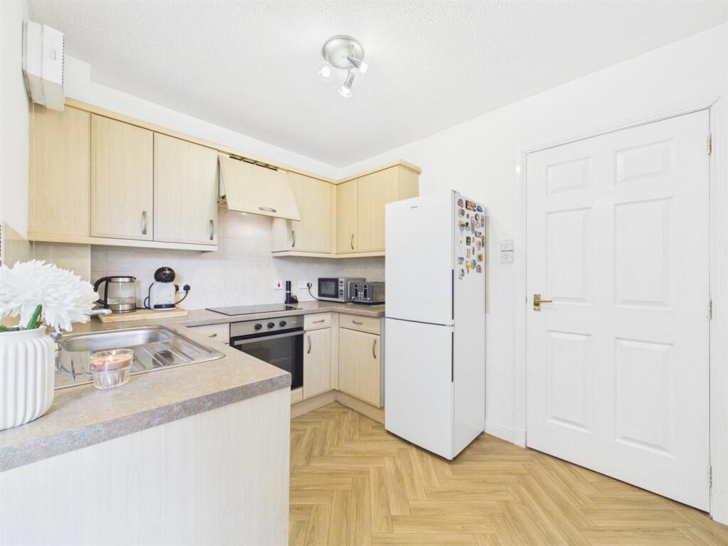 Apartment in Paisley, Renfrewshire - More