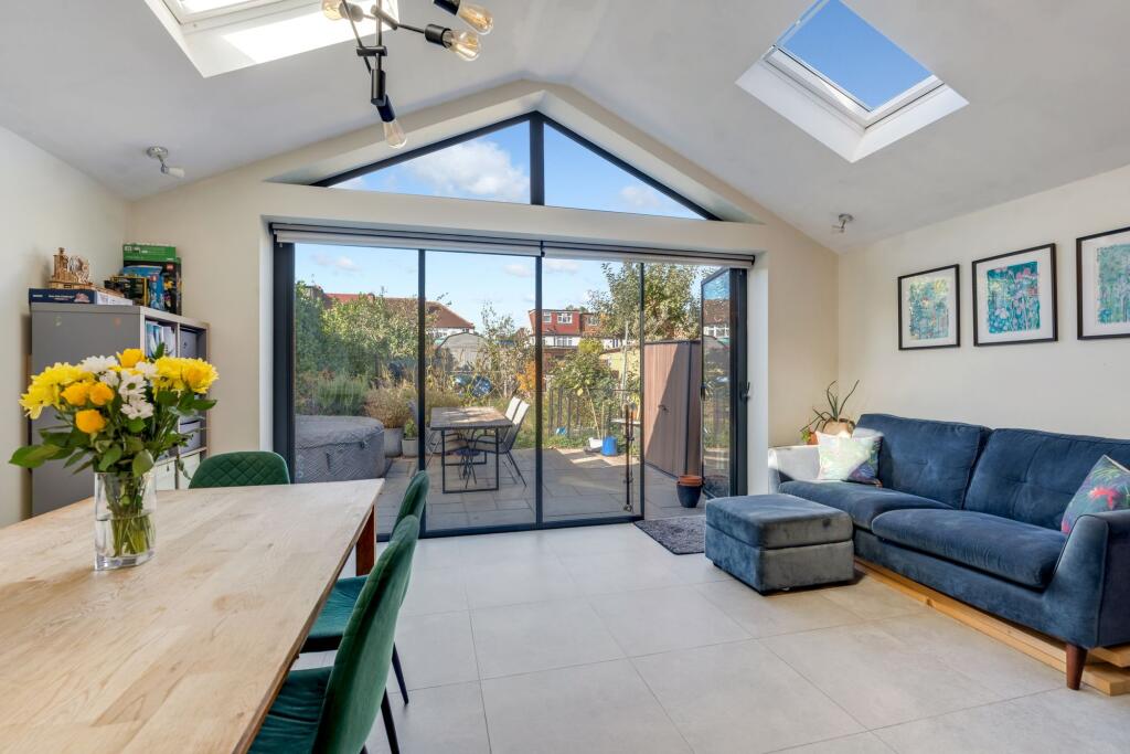 House in London, Worcester Park - View 4