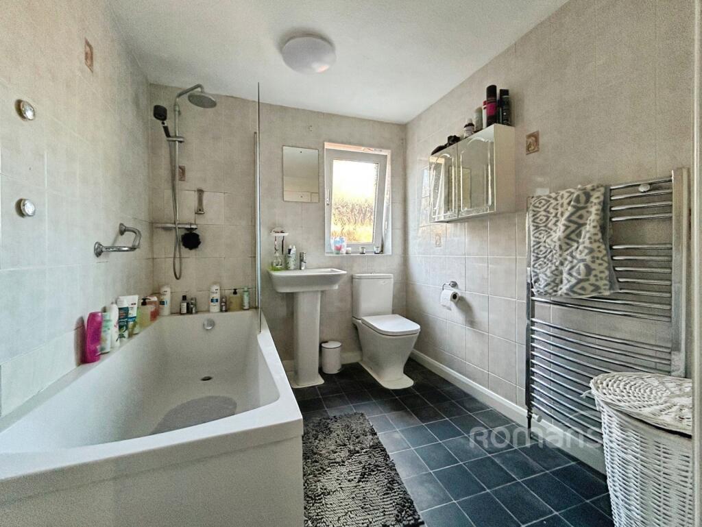 House in Hart, Pondtail, Fleet - More