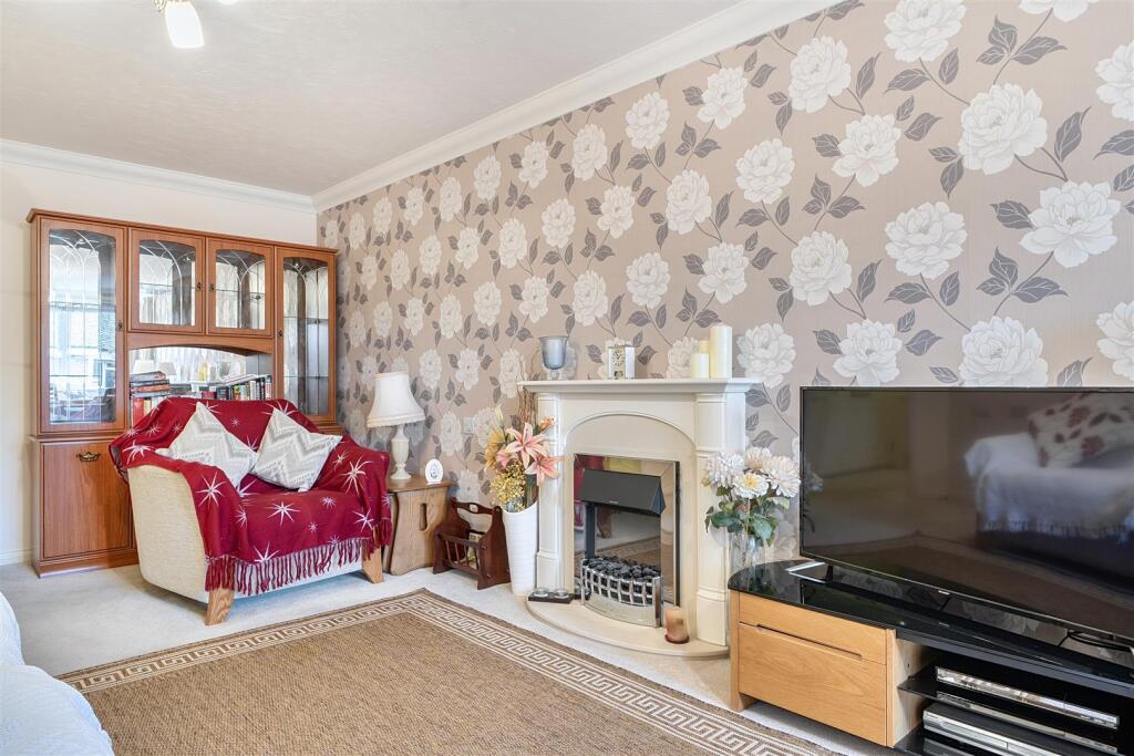 Apartment in Sutton - View 5