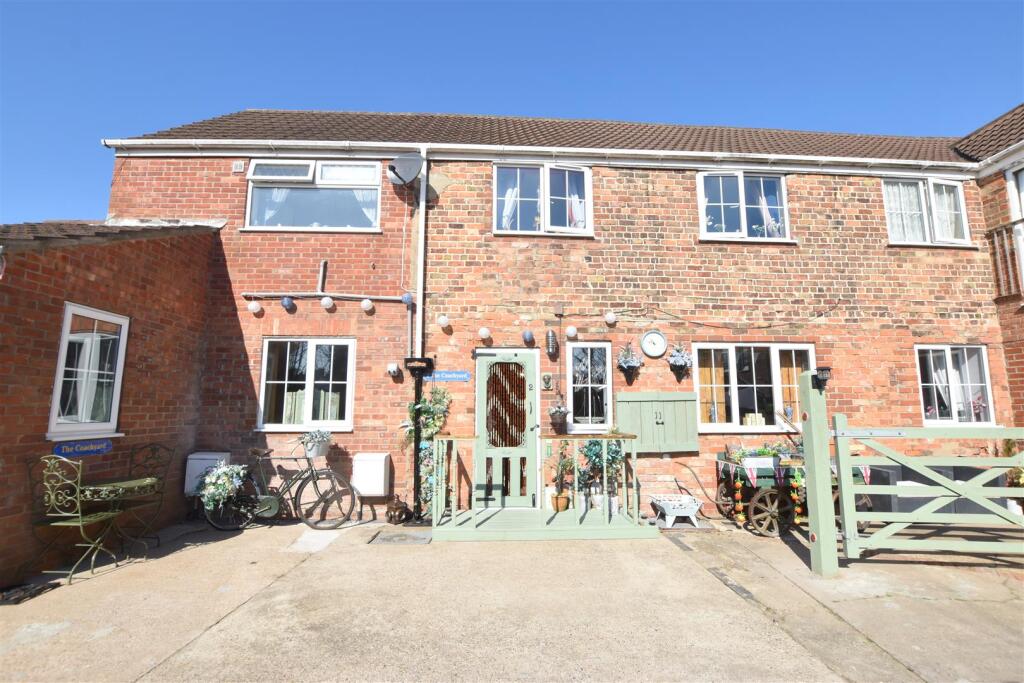 1-bed flat on The Coach Yard R/o 87 Cromwell Road, Grimsby, £69,950