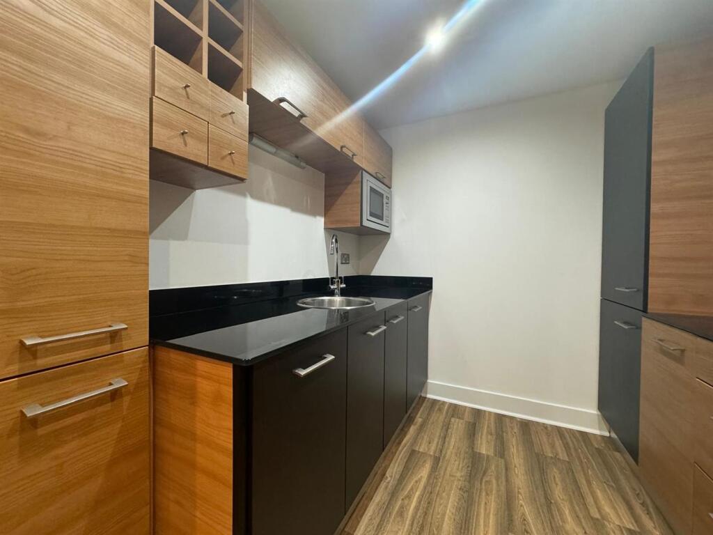 Apartment in Leeds, West Yorkshire - View 5