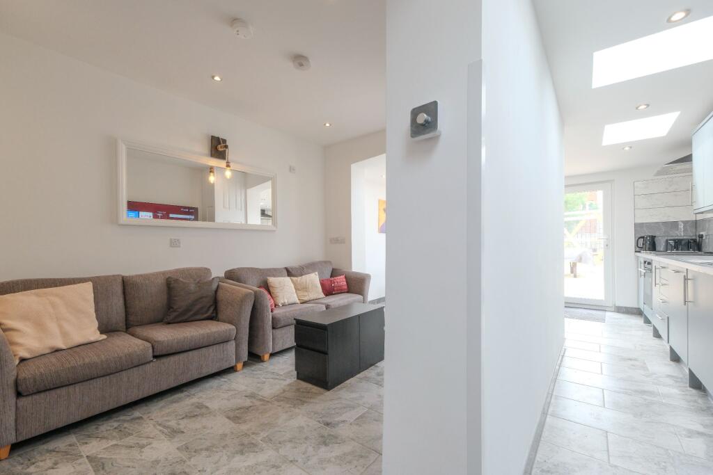 5 bedroom semi-detached house for rent
