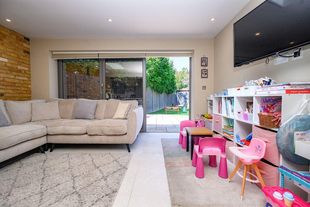 Holme Close, Hatfield - View 6