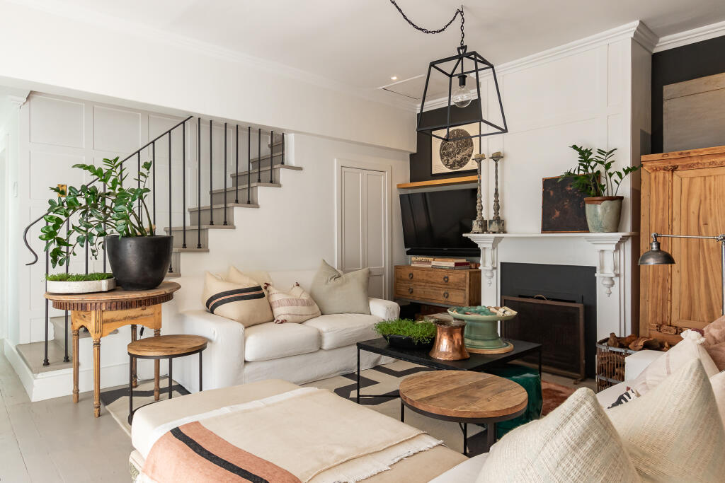 Main image of property: South Africa, Western Cape, Claremont Upper
