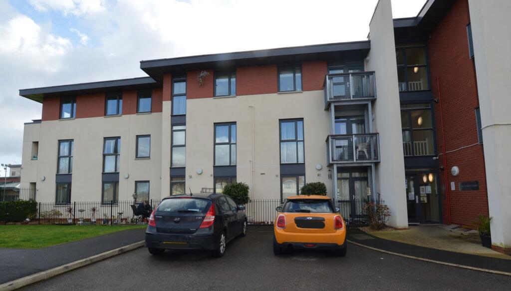 2-bed flat on The Bowling Green, Stretford, M32, £110,000
