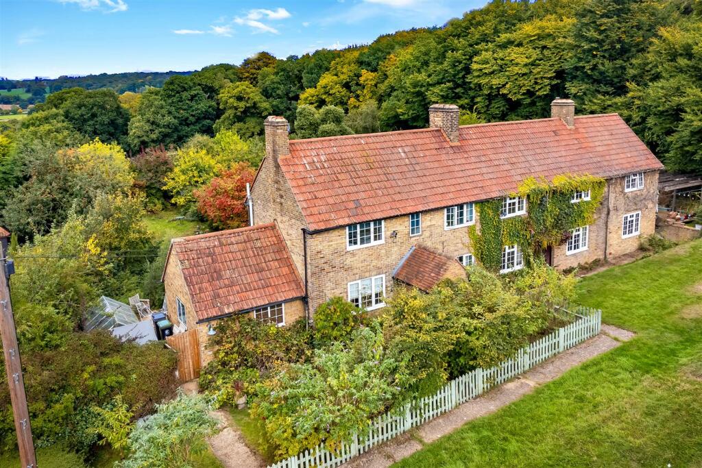 Hilltop Cottages, Mount Road, Theydon Mount. photo 3