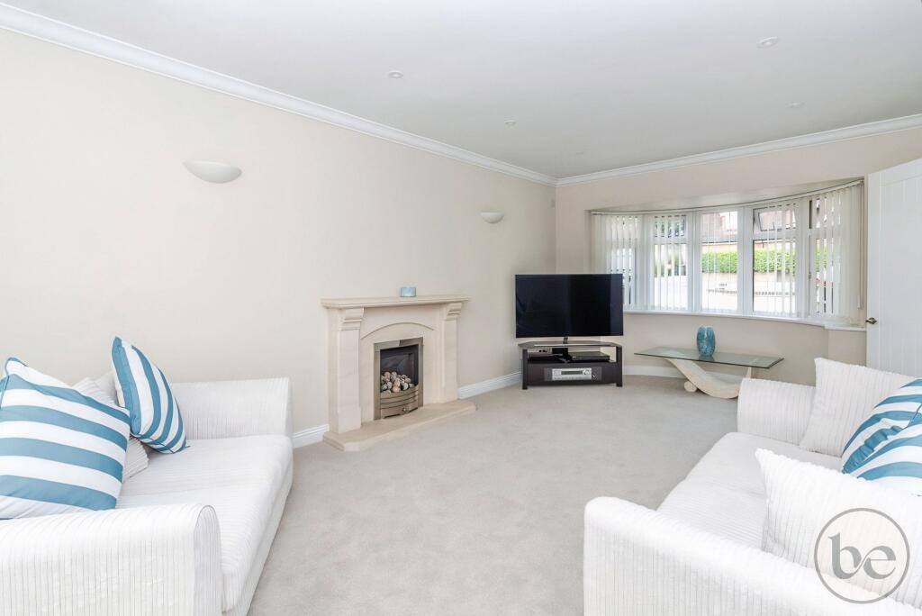 House in Tilehurst, Calcot - More
