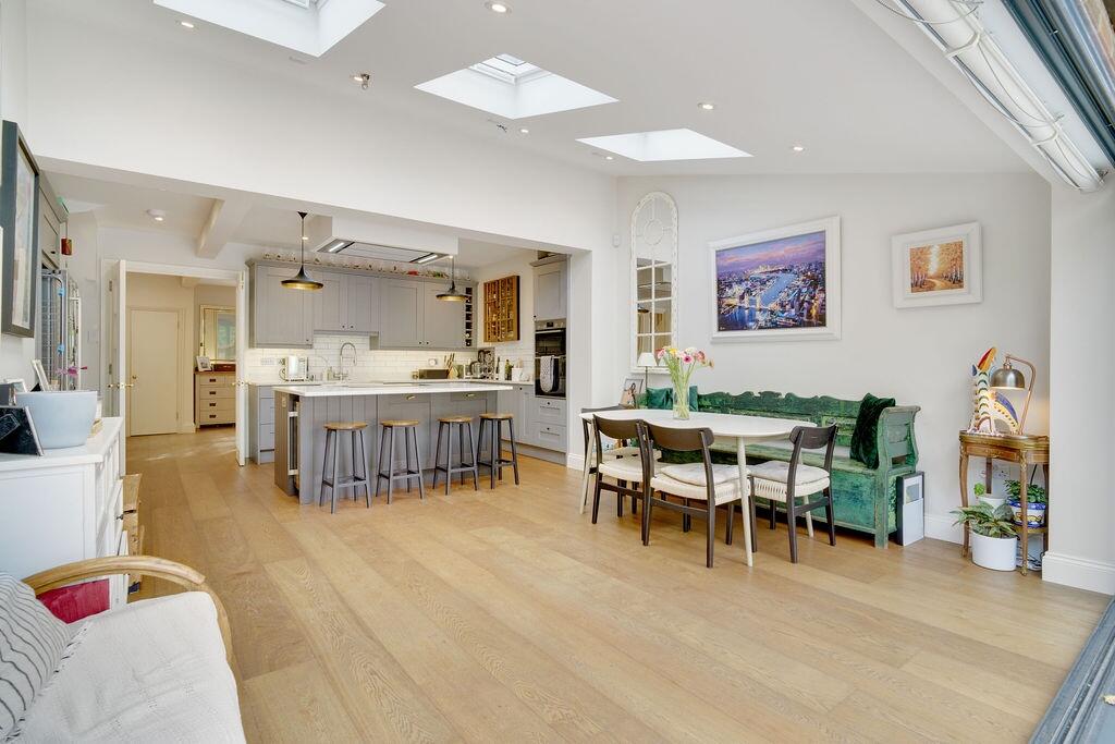 Crestway, London, SW15 photo 4