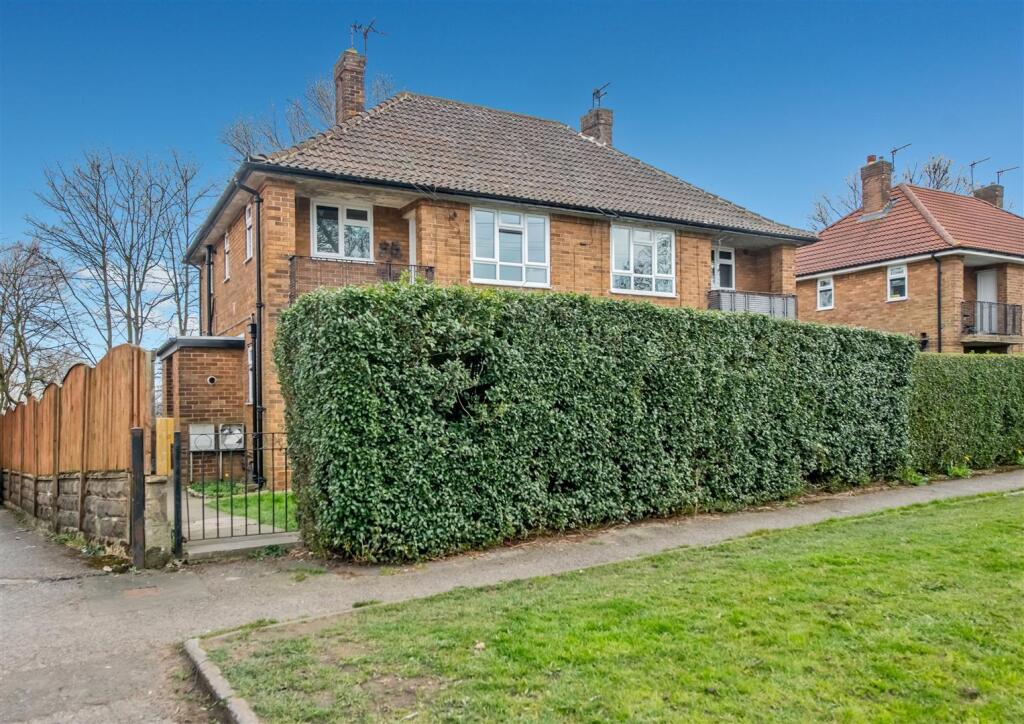 1-bed flat on Armley Ridge Road, Armley, Leeds, £75,000