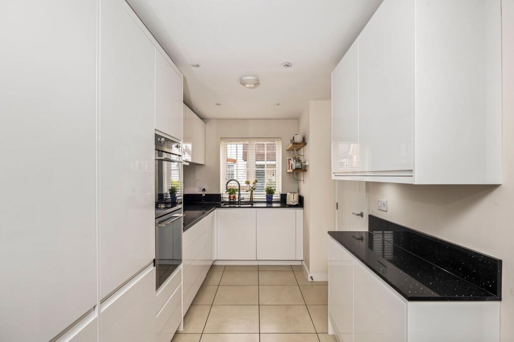 House in Horsham, Broadbridge Heath - View 5