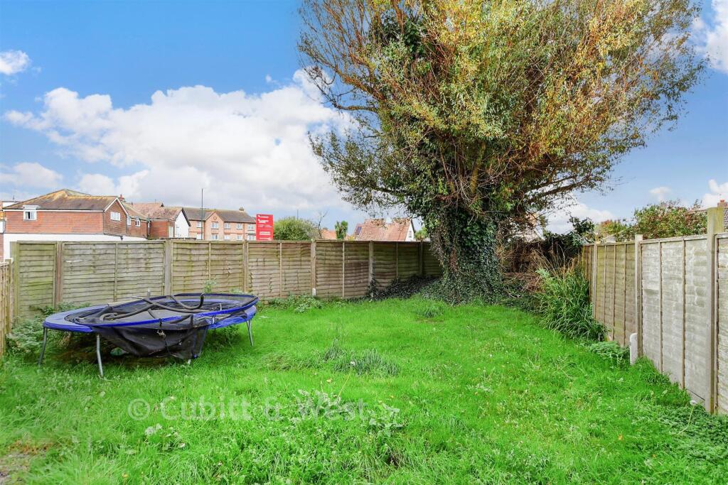 3-bed flat on Fairlands, Bognor Regis, West Sussex, £190,000