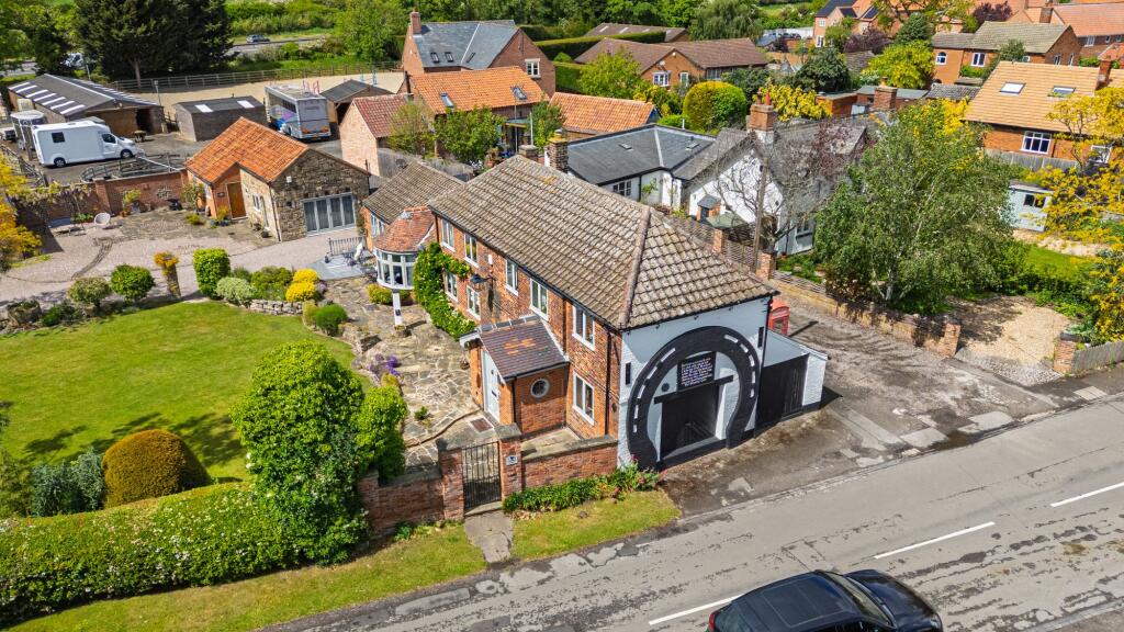 Grade II Listed Elegance with Annexe & South-Facing Gardens - View 3
