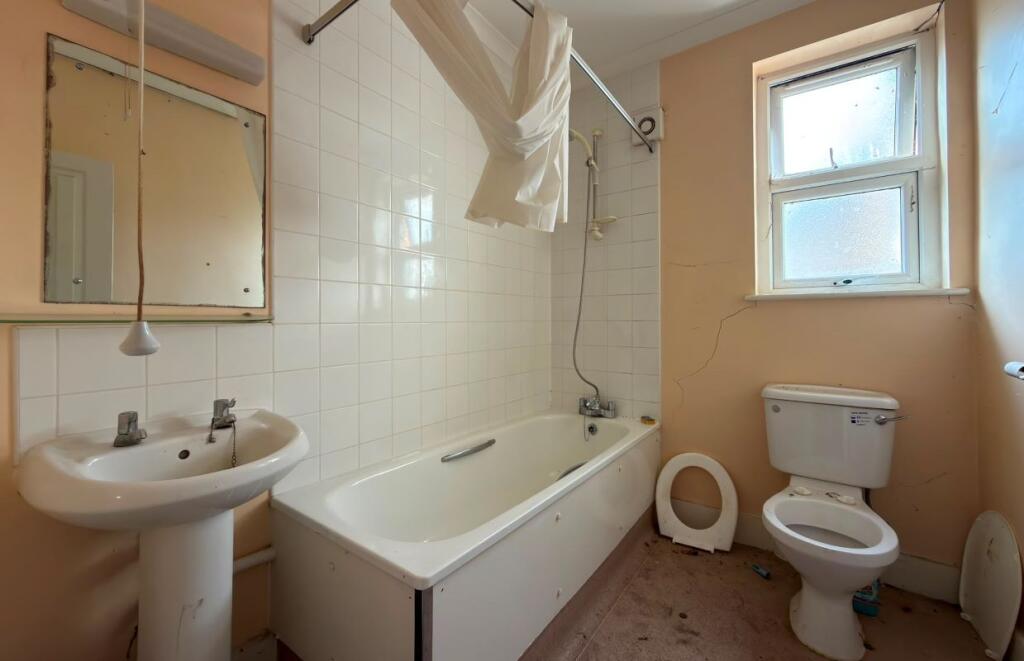 House in London, Leyton - More