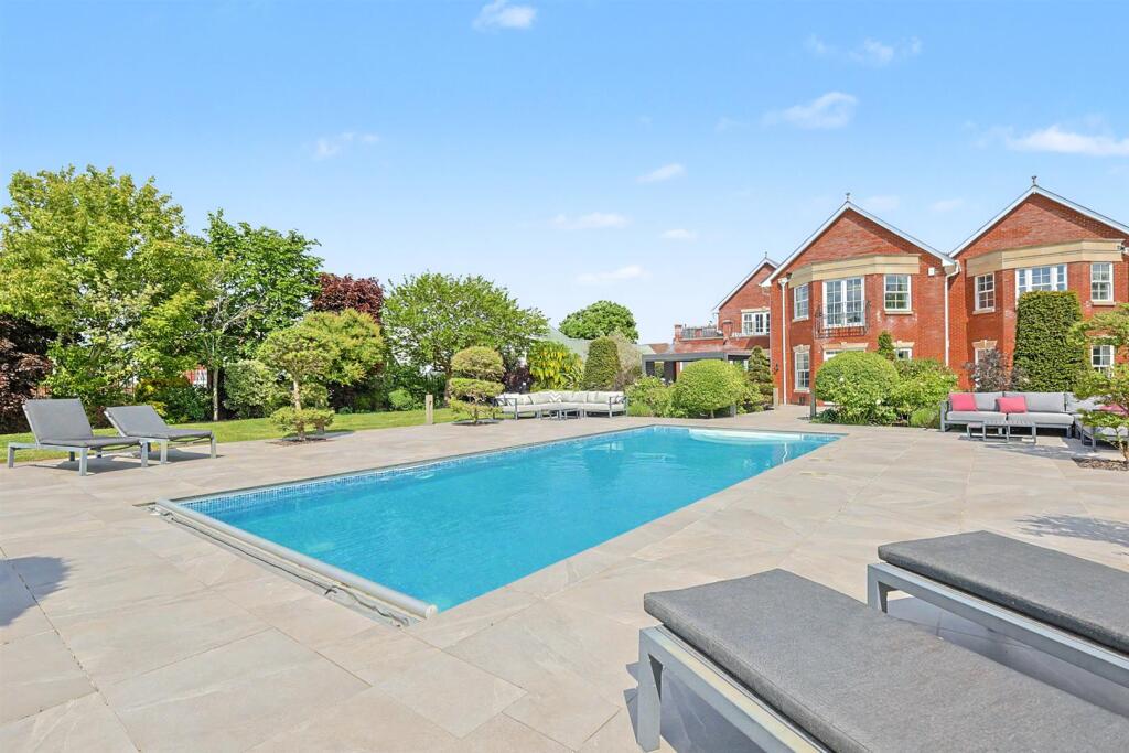 House in Rochford, Hockley - More