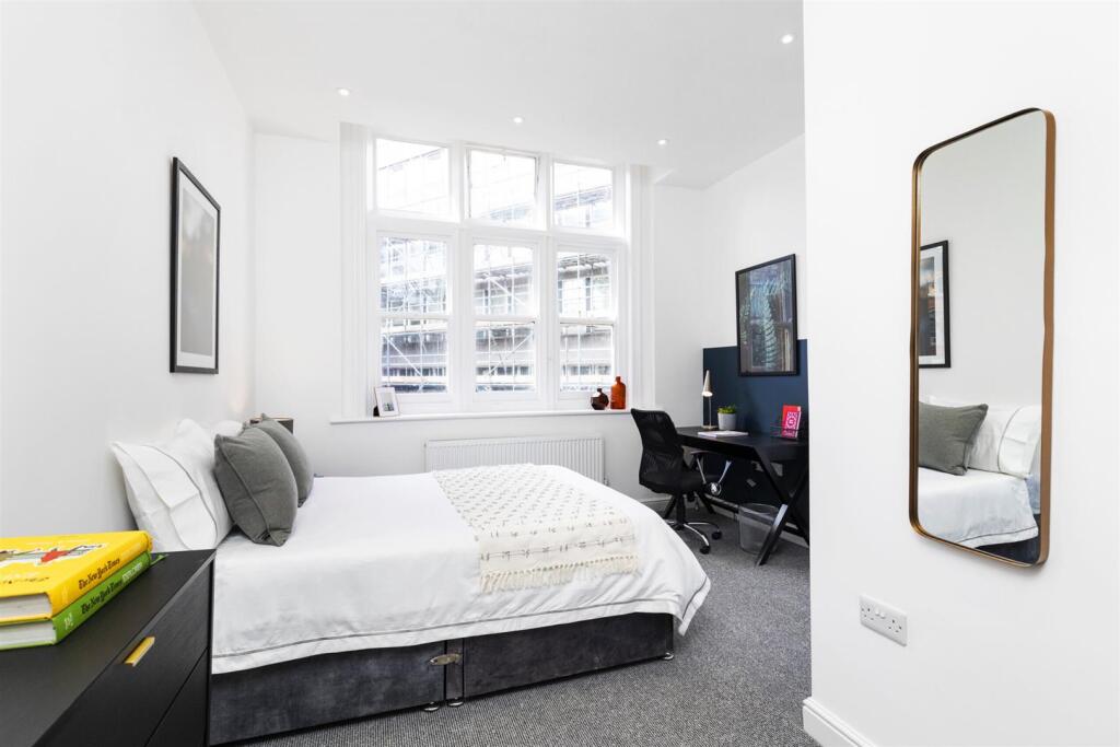 Main image of property: Bank Street - Four Bedroom En Suite Student Apartment - 26/27