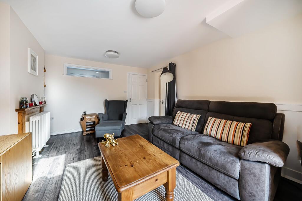 House in Hart, Odiham - More