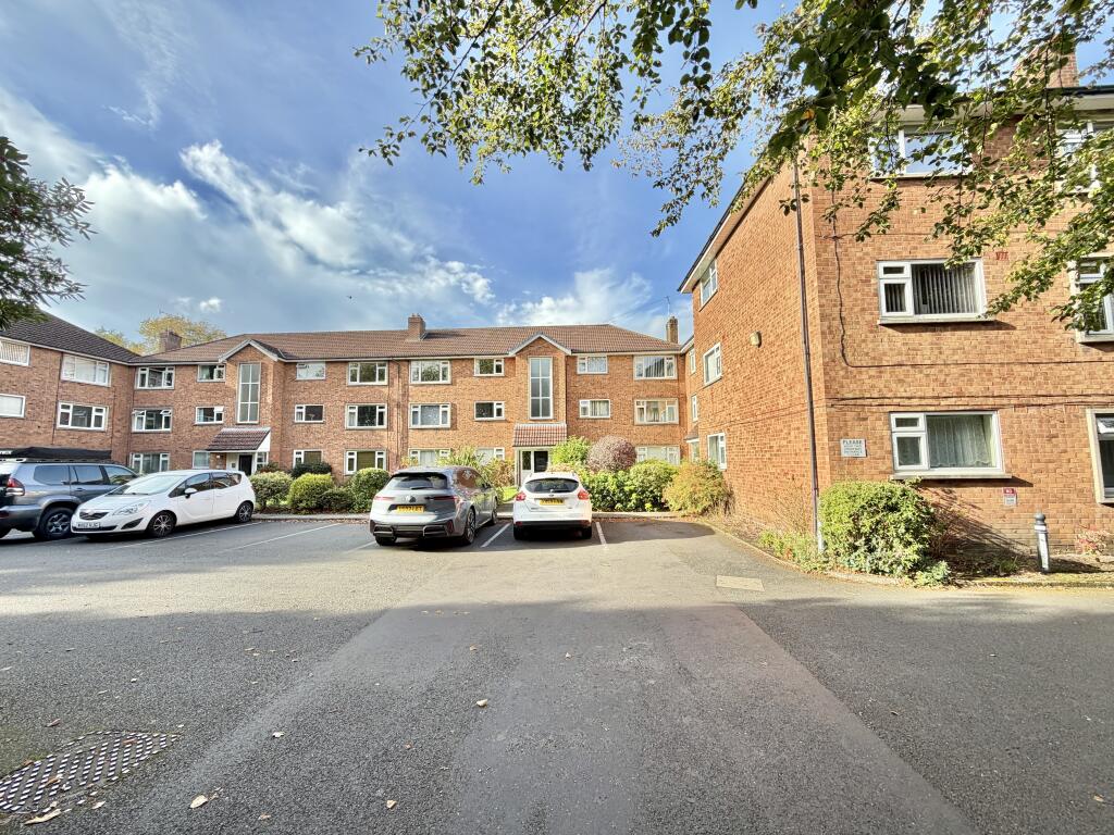 Studio flat on Ashton Court, Moss Lane, Sale, Trafford, £240,000