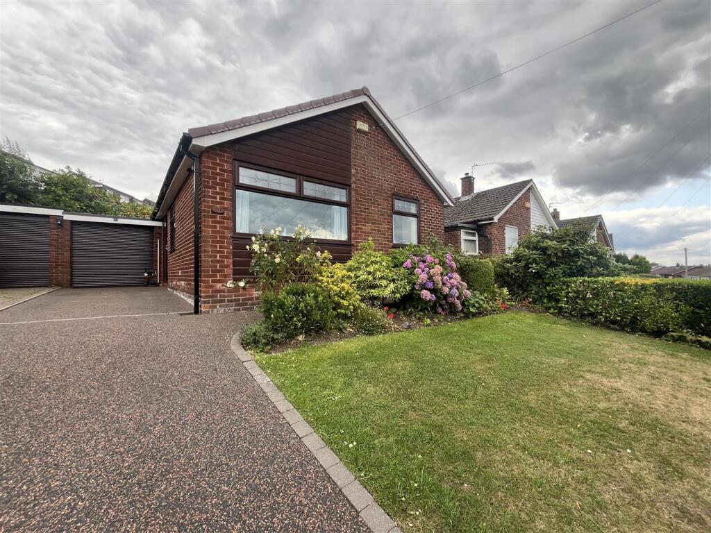 3-bed semi-detached on Maple Avenue, Stalybridge, £345,000