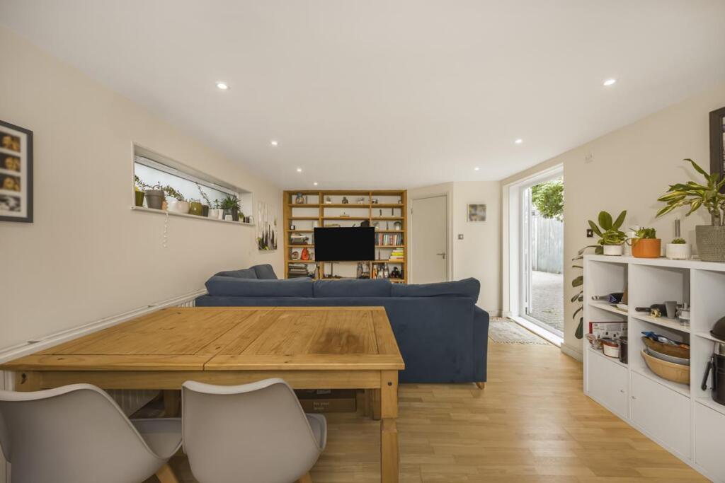 House in London, Leyton - More