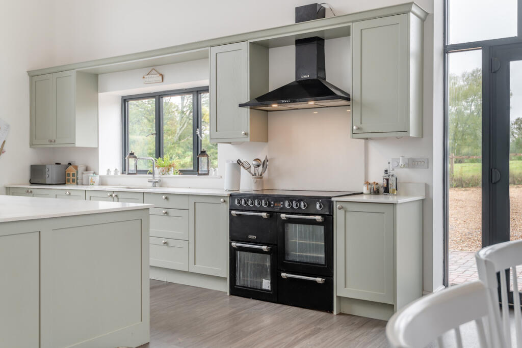 House in Rudgeway, Alveston - More