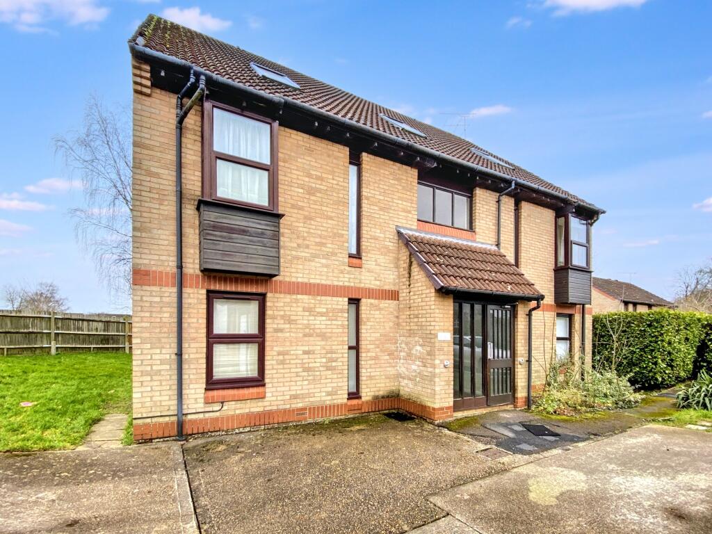 1-bed flat on Goldsworth Park, Woking, £195,000