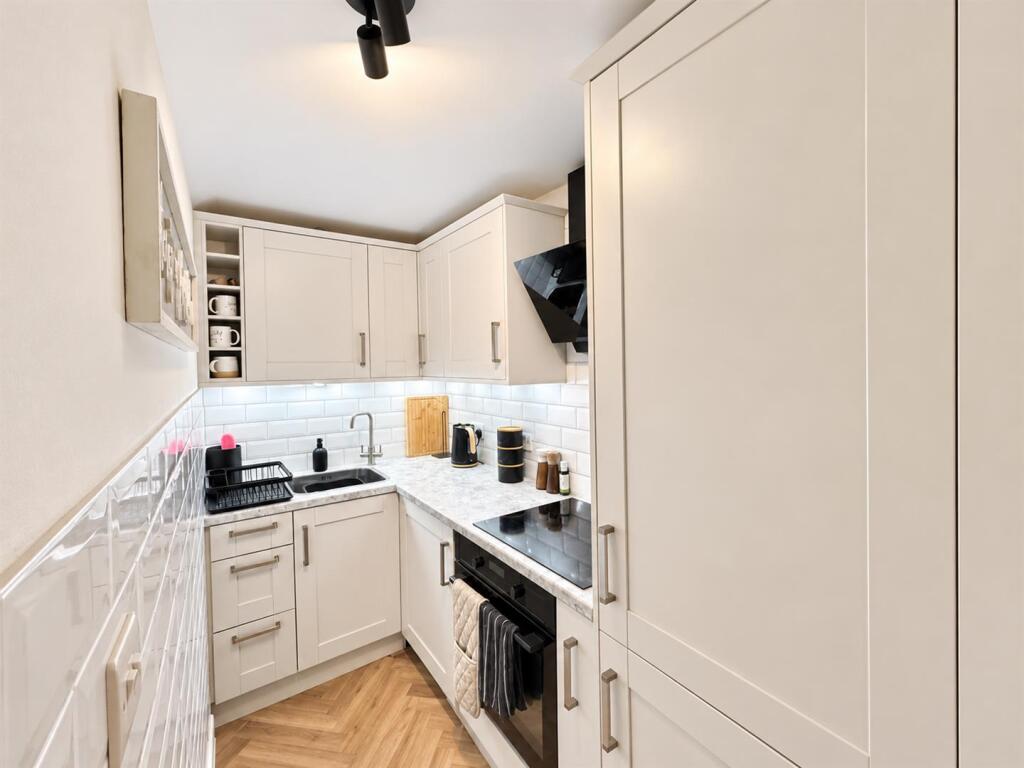 Apartment in Brentwood, Shenfield - More
