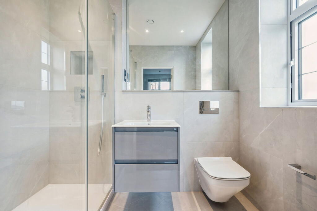 13 Green Lane, Northwood photo 2