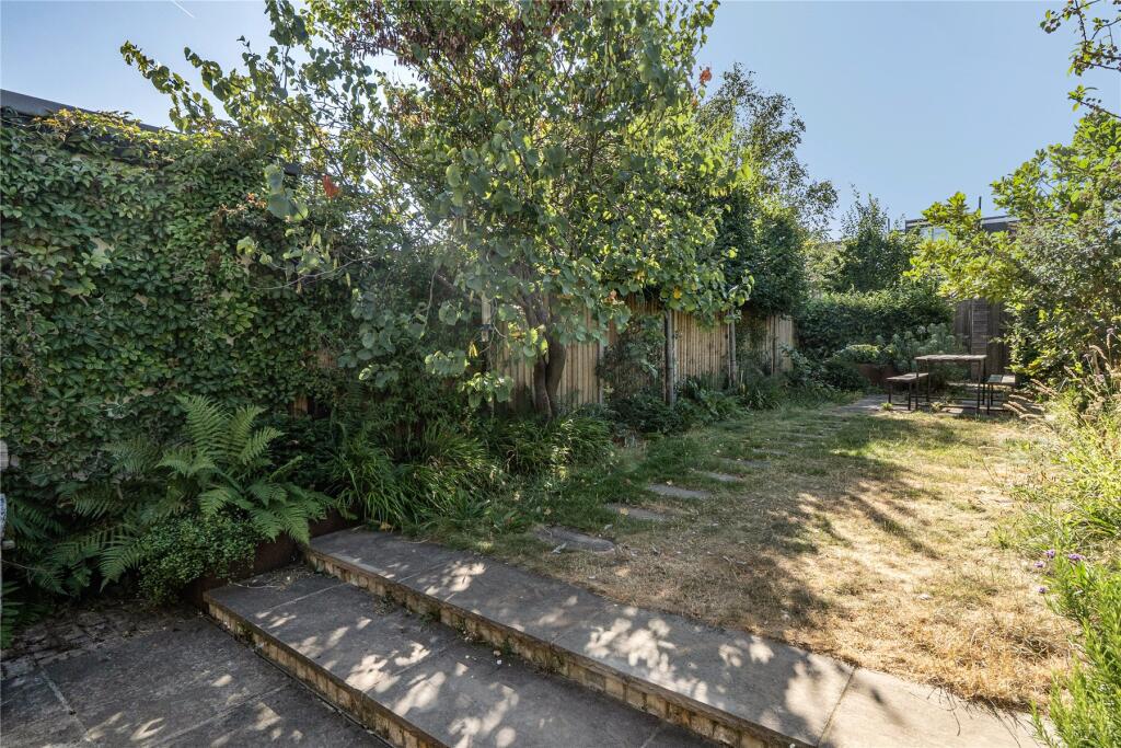 House in London, Royal Borough of Kingston upon Thames - View 4